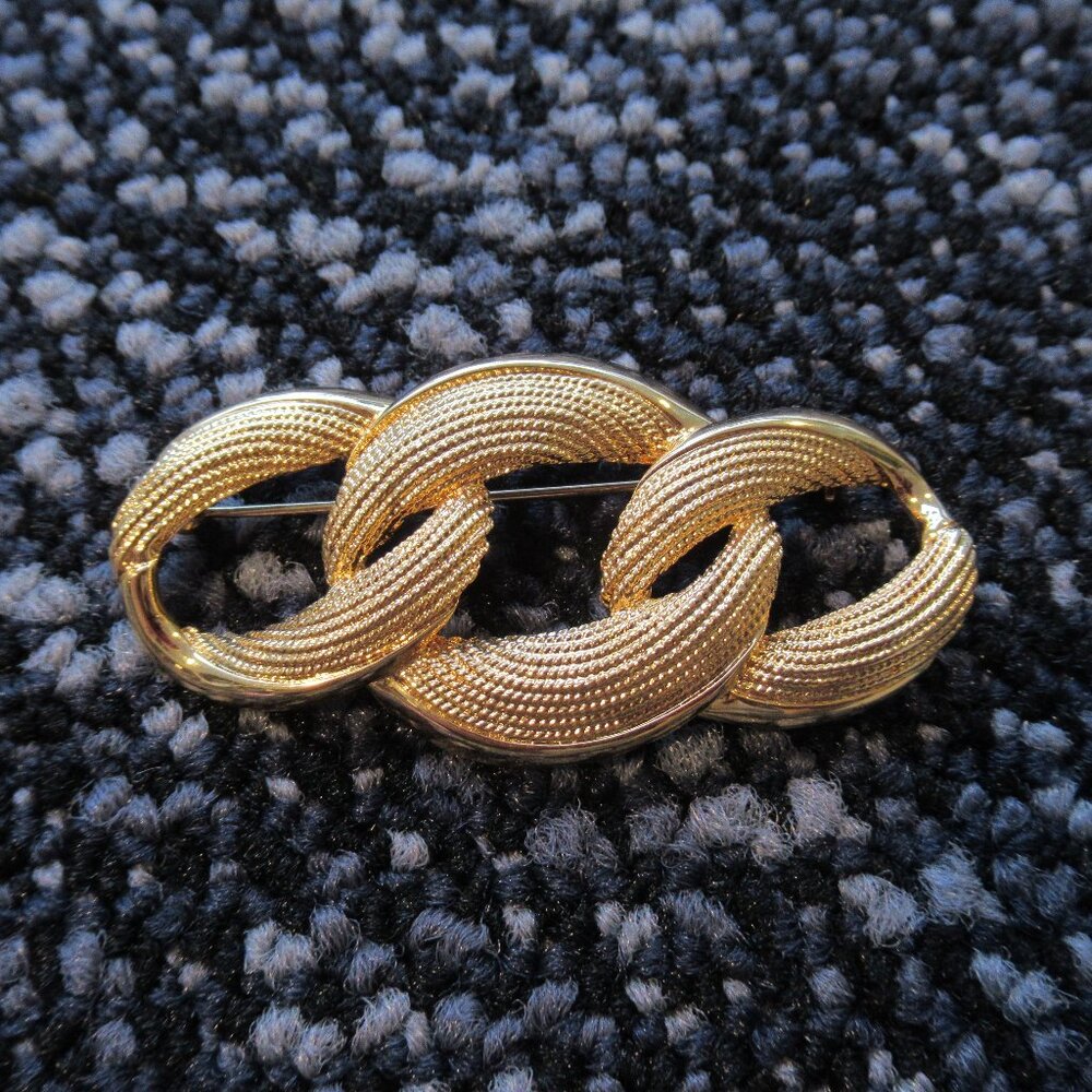 Vintage Napier Textured Gold Pleated Chain Link Pin Brooch 2.25" Long, Signed